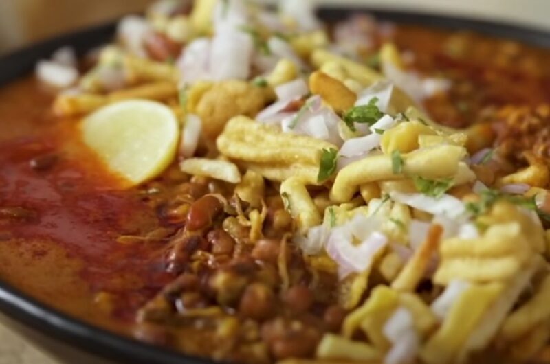 मिसल पाव रेसिपी | Misal Pav Recipe