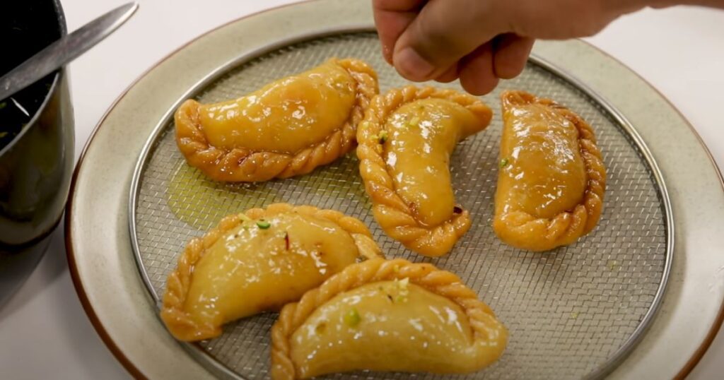 Gujiya Recipe in Hindi