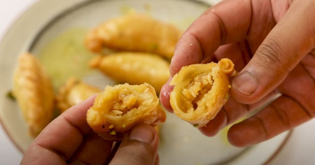 Gujiya Recipe in Hindi